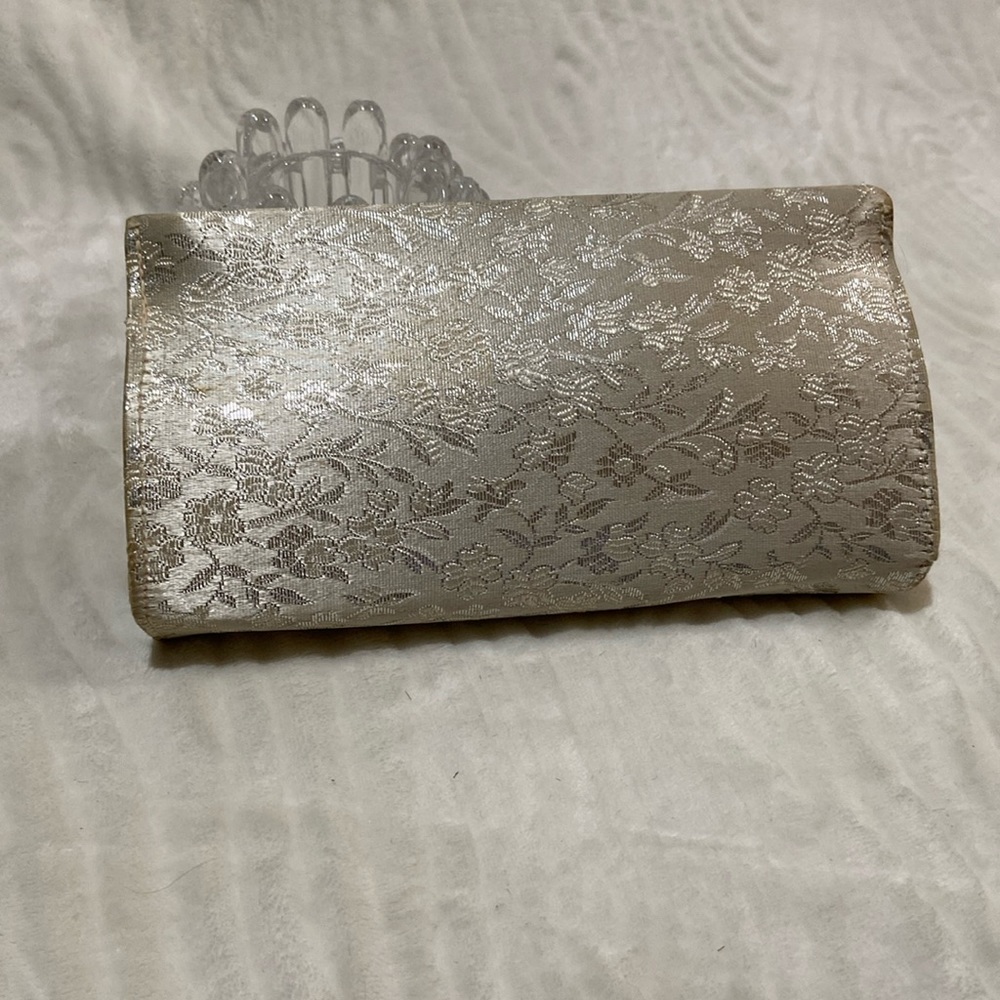 Vintage silk clutch 🤍
